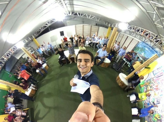 Renan Filho usa formato lançado por JHC há dez anos para fazer escutas populares