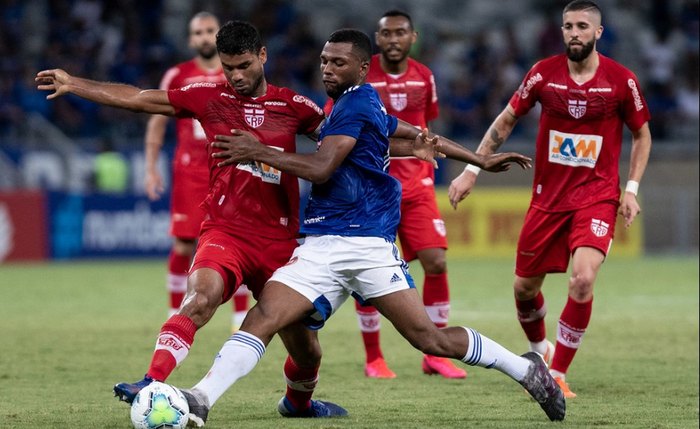 Gum em ação contra o Cruzeiro em jogo no Mineirão