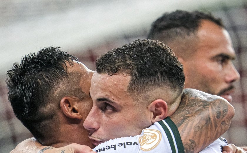 Inter perde para Coritiba em jogo com 4 pênaltis e expulsão mais rápida do Brasileirão