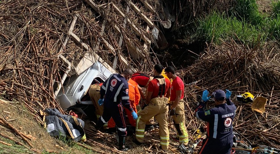 Caminhão tomba e deixa motorista preso às ferragens em Capela / Foto: Foto: BPRv/SE