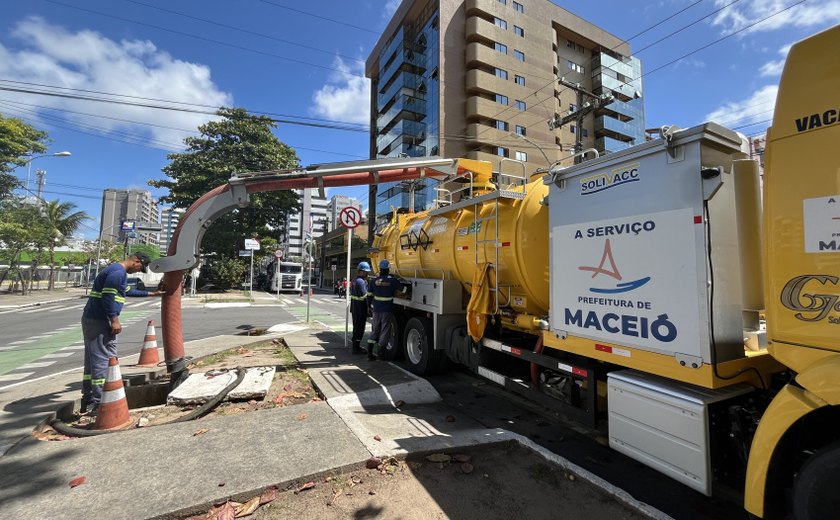 Avenida Sandoval Arroxelas passa por limpeza e drenagem para evitar alagamentos