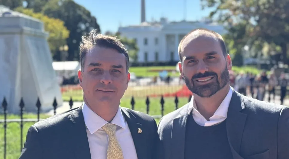 Flavio-e-Eduardo-Bolsonaro-e1764967664392