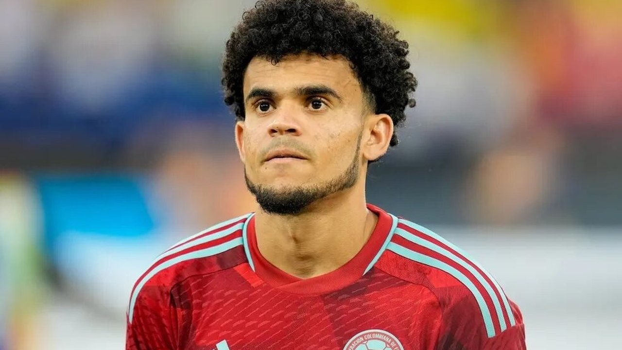 Com pai ainda refém do ELN, Luis Díaz retorna à Inglaterra e é relacionado pelo Liverpool