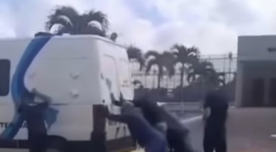Policiasempurramvan.png / Foto: Foto: redes sociais