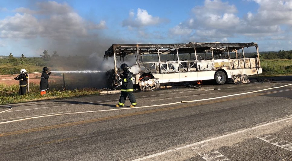 ônibus escolar pega fogo na Barra dos Coqueiros