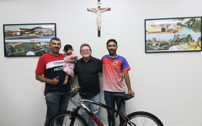 Campeão de ciclismo recebe novo equipamento da Prefeitura de Arapiraca