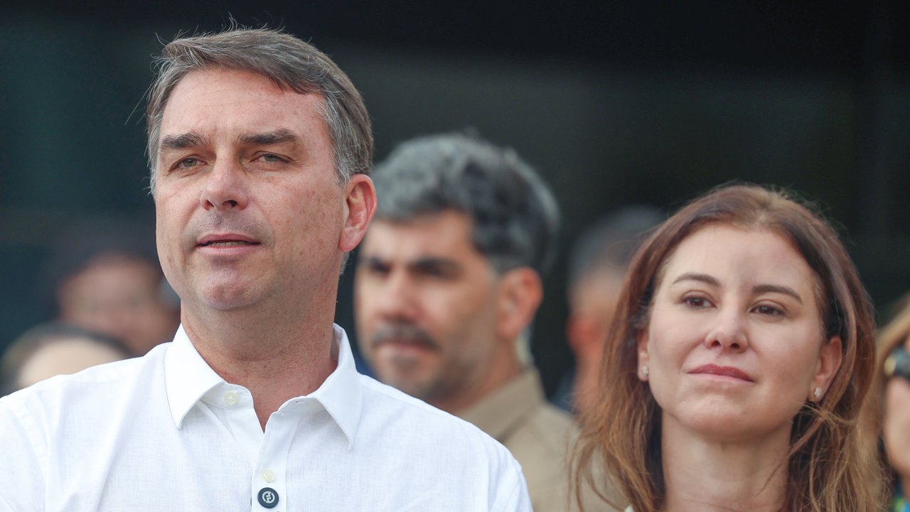 Flávio Bolsonaro participa de missa na Catedral de Brasília