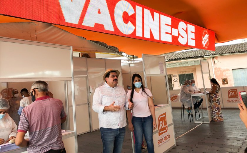 Prefeito Gilberto Gonçalves acompanhou o início da vacinação de novos grupos prioritários em Rio Largo