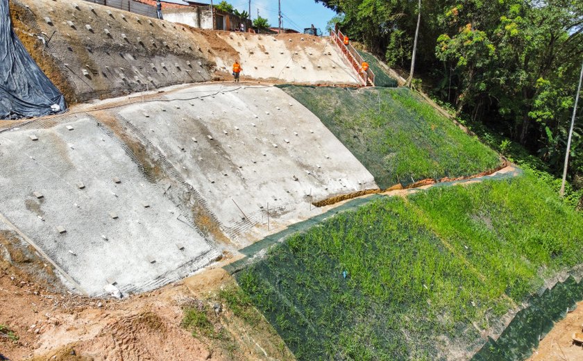 Prefeito JHC realiza visita técnica às obras de contenção no Morada dos Palmares