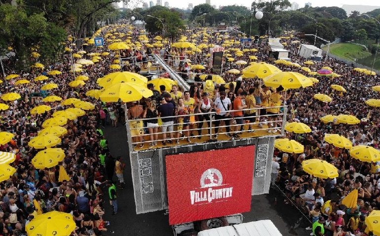 Blocos Pinga Ni Mim e Lua Vai animam o carnaval de SP nesta segunda-feira