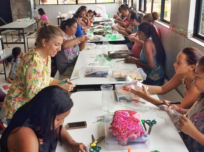 Mulheres de comunidades carentes de Maceió participam de oficinas para criação e venda de acessórios