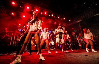 Em clima praiano, Xanddy antecipa a festa da virada do Harmonia em Maceió