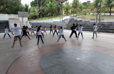 Crianças do Serviço de Convivência Juvenópolis participam de aulas de Kung Fu