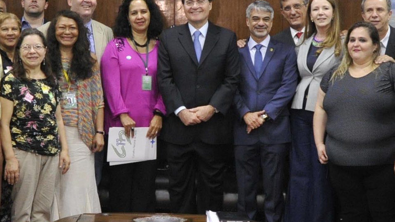 Renan recebe sugestões de representantes do setor da saúde