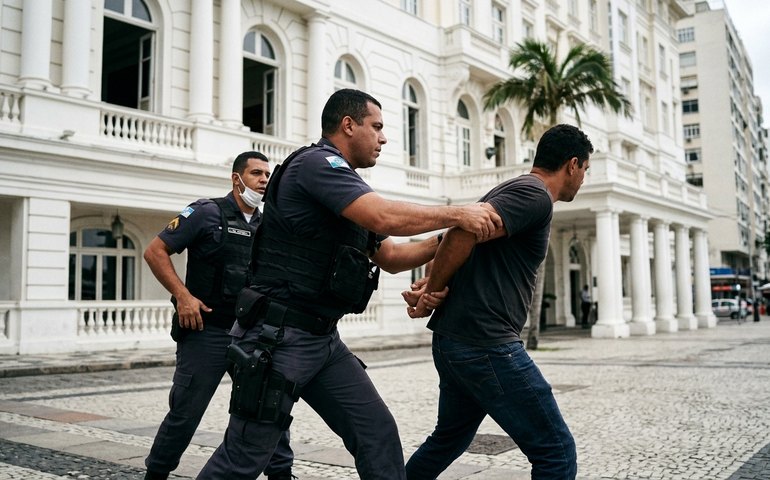 Polícia aborda homem armado com faca em frente ao Copacabana Palace, onde Shakira está hospedada