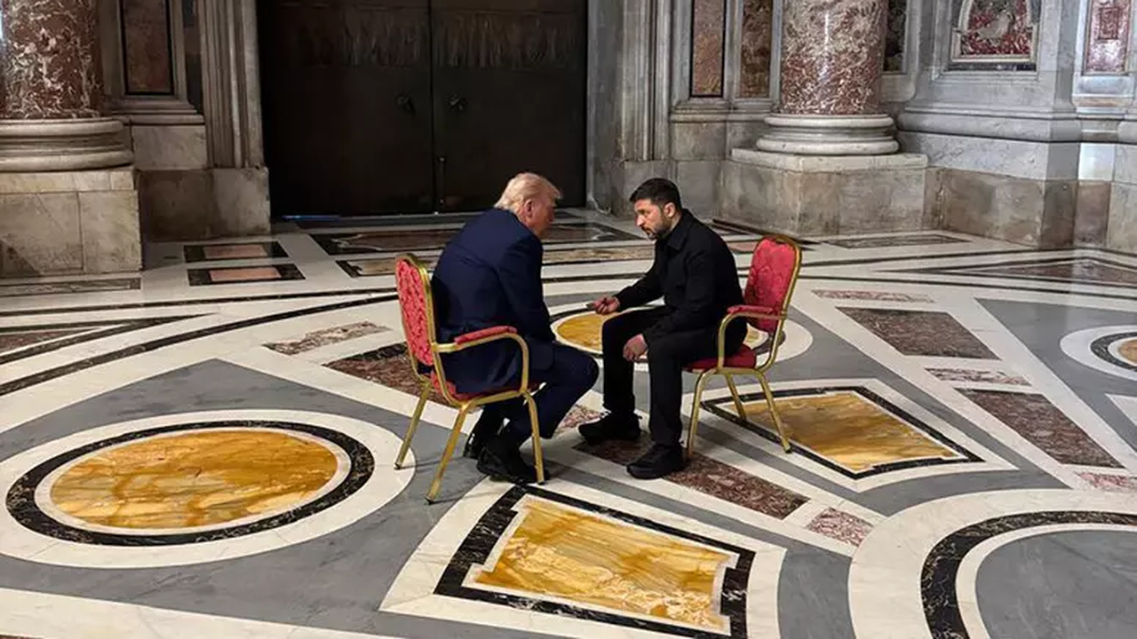 Foto de Trump e Zelensky em funeral do Papa alimenta esperanças de paz