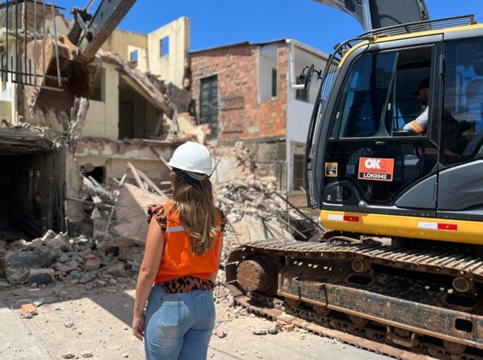 Imóvel de dois pavimentos é demolido na Levada por risco de colapso