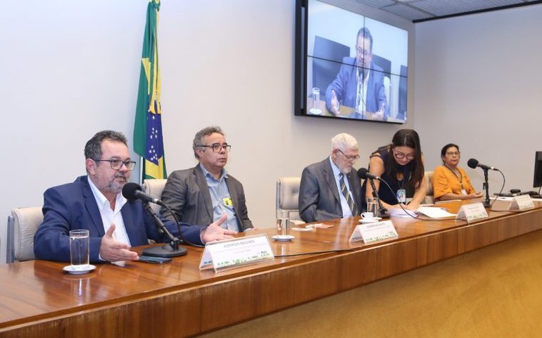 Rádios comunitárias criticam o governo por atraso em mudanças na regulamentação do setor