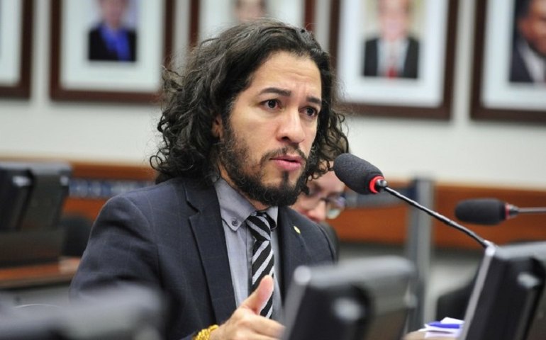 Senador quer que comissão ouça Jean Wyllys sobre facada em Bolsonaro