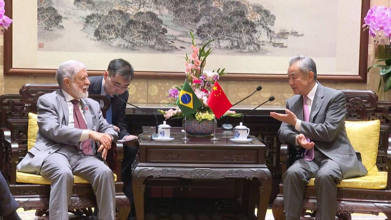 China e Brasil devem fortalecer a cooperação em questões internacionais, destaca Wang Yi