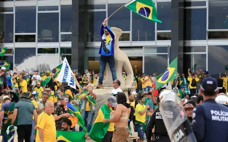 Brasileiros 'bolsonaristas' lotam serviço de imigração no Paraguai