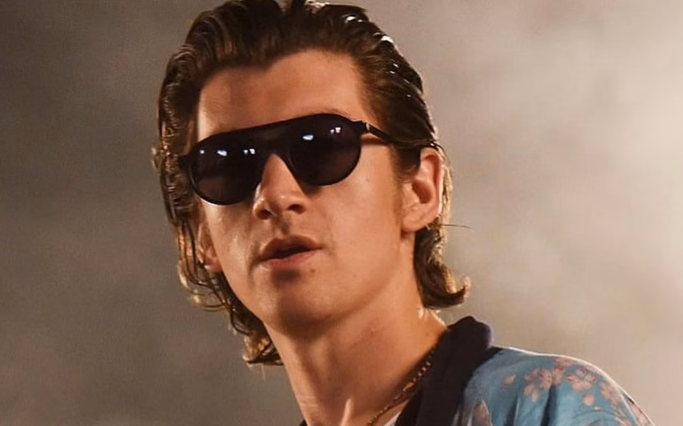 Alex Turner, do Arctic Monkeys, surpreende fãs com aparência em clique com brasileira