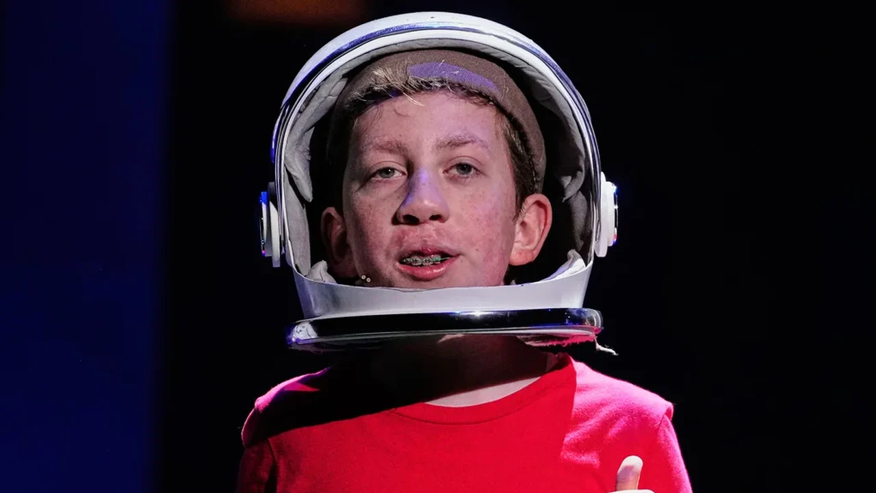 No musical 'Wonder', jovens atores com diferenças faciais encontram suas vozes no palco.
