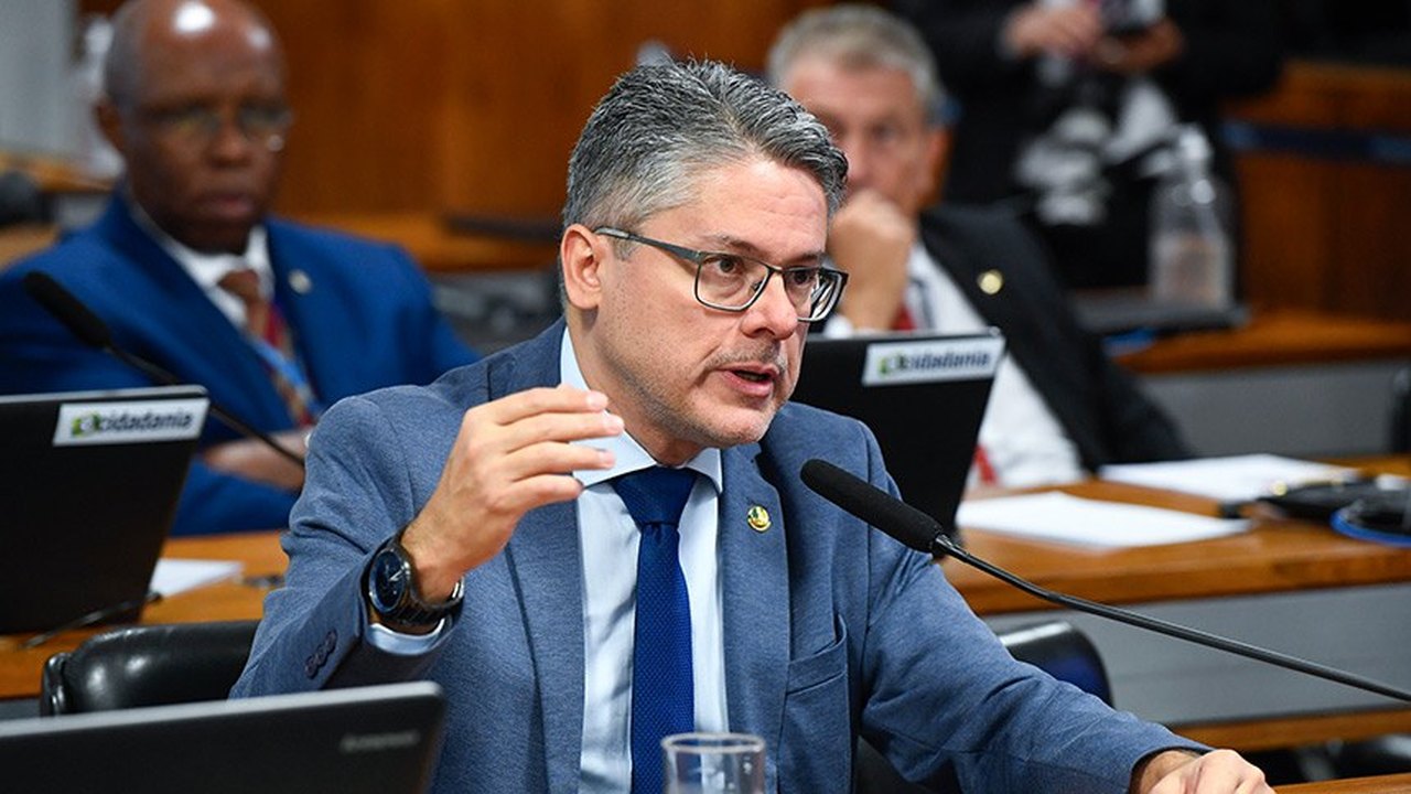 Senador Alessandro Vieira é processado por escritório da esposa de Moraes