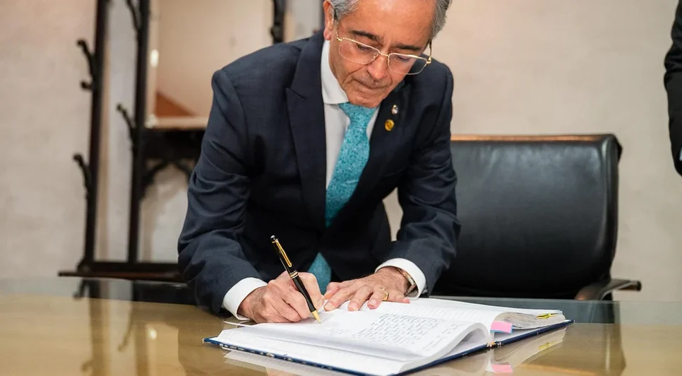 Fábio Bittencourt assinou 14 decretos que alteram sete cargos da direção da Uneal durante passagem interina pelo Governo de Alagoas. - Foto: Assessoria