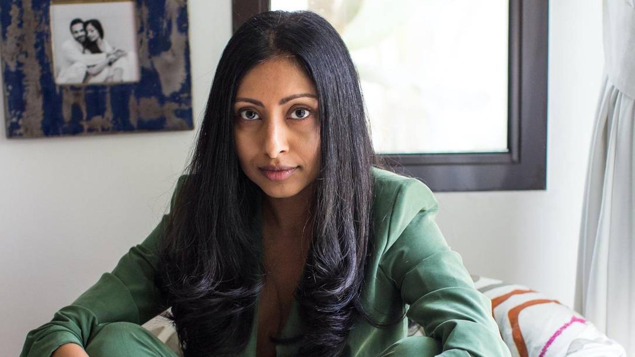 Avni Doshi lança ‘Açúcar Queimado’, sobre a relação conflituosa entre mãe e filha