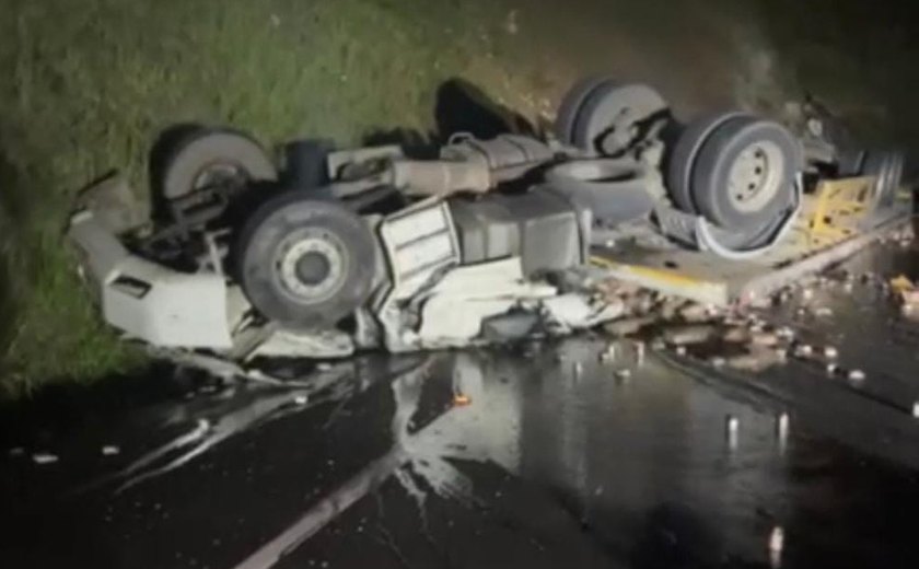 Motorista morre após caminhão tombar na BR-416, em Colônia Leopoldina