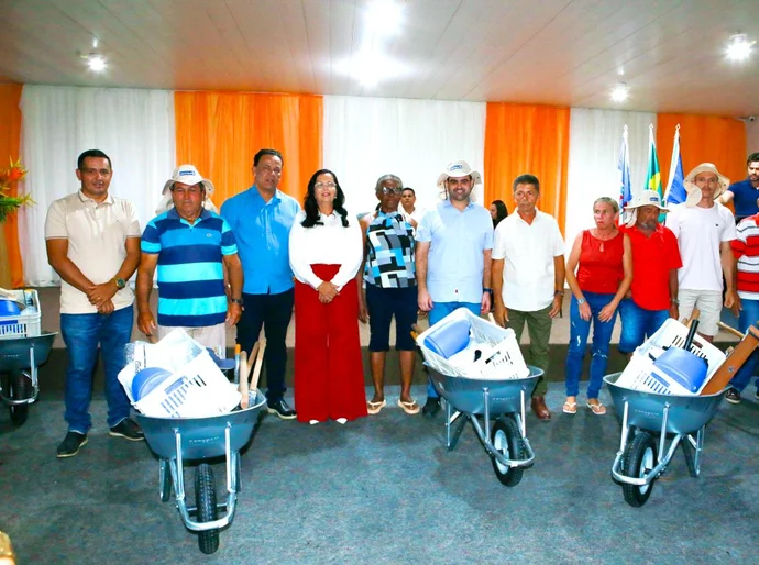 Prefeitura e Codevasf entregam trator, 200 kits agrícolas e autorizam 3,5km de pavimentação em Lagoa da Canoa