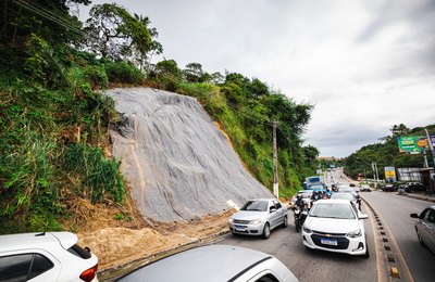 Avenida Leste-Oeste recebe tecnologia que impermeabiliza o solo em dois pontos de encostas