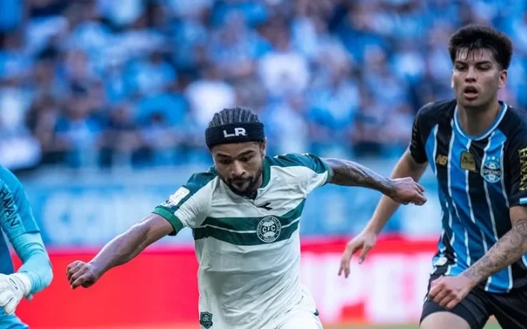 Em jogo com 3 gols anulados e 2 expulsões, Grêmio bate Coritiba e volta a vencer no Brasileirão