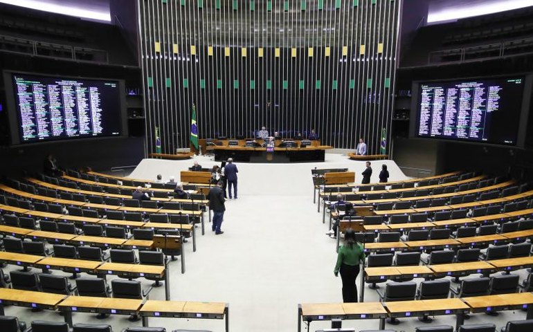 Câmara analisa pedidos de urgência para projetos de lei; acompanhe