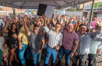 Prefeito JHC autoriza pavimentação de 17 ruas no Village e diz que tempo do abandono acabou