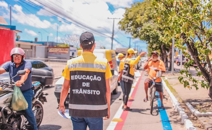 SMTT realiza fase educativa para orientar moradores da região