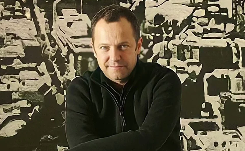 Vik Muniz doa ao Senado obra feita a partir de destroços dos atos golpistas de 8 de janeiro