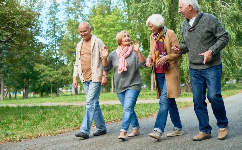 Expectativa de vida do brasileiro ao nascer sobe para 76,4 anos em 2023, mostra IBGE