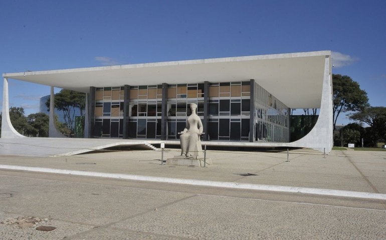 STF derruba prisão especial para quem tem curso superior