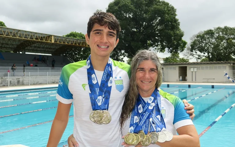 Jovem promessa da natação alagoana brilha e coleciona troféus em premiação estadual