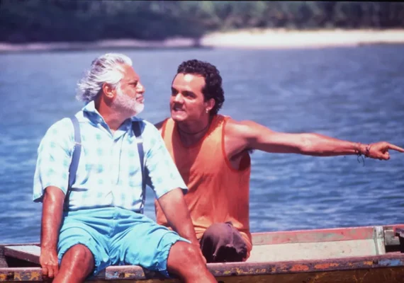 'Deus Ainda É Brasileiro', com Antonio Fagundes, tem humor, fogo e meteoro