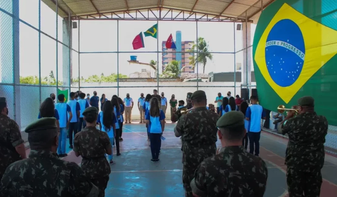 Governo Lula acaba com programa bolsonarista de Escolas Cívico-Militares