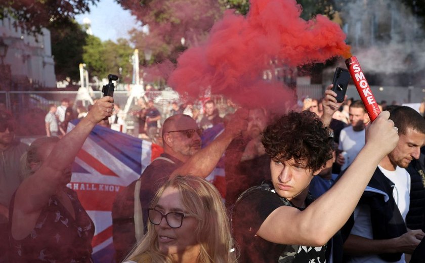 Mais de 100 são detidos na Inglaterra, em protestos anti-imigração