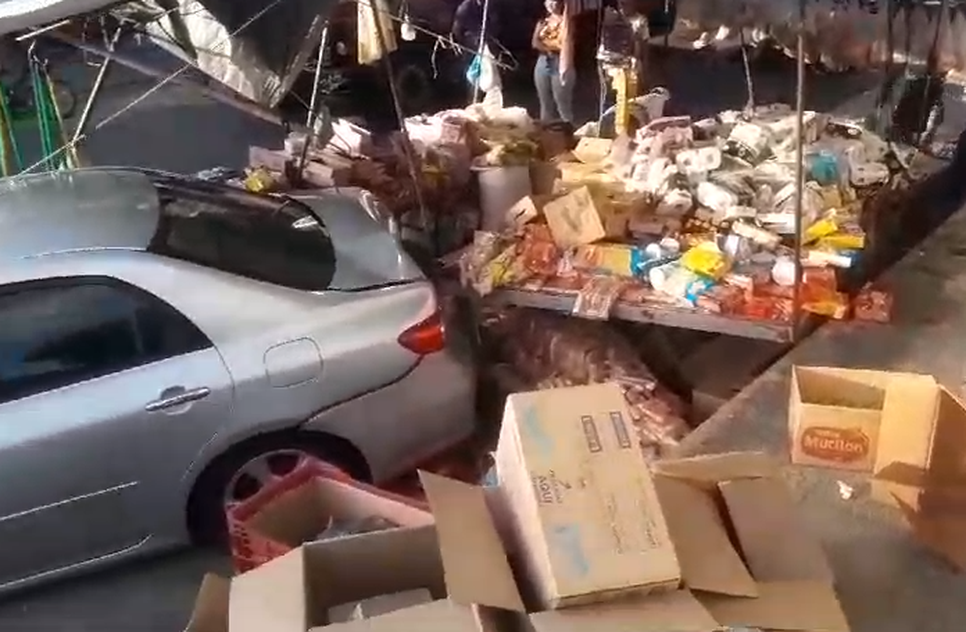 Carro invade feira livre e atropela mulher em Japaratuba