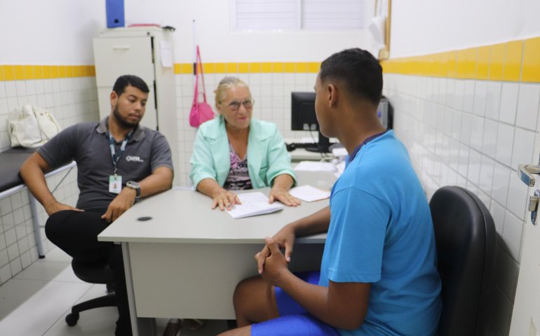 Socioeducandos realizam exame admissional para trabalhar como jovens aprendizes