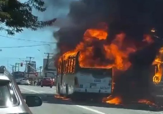 Ônibus pega fogo na Fernandes Lima em Maceió e assusta motoristas e pedestres