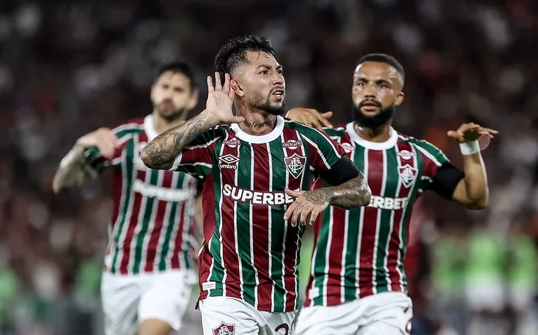 Com golaço de Lucho Acosta, Fluminense supera Flamengo e dorme no G6 do Brasileiro