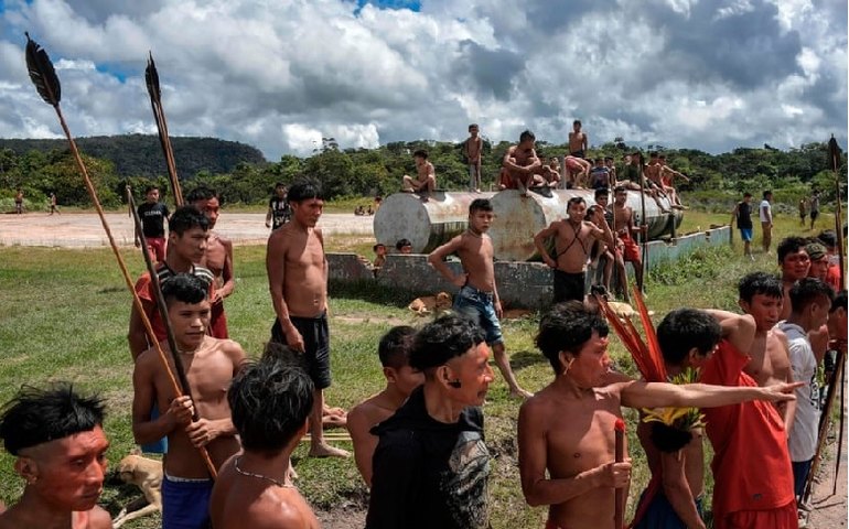 ‘Dormia na rede com facão e fugi de tiroteio’, diz médica que atende Yanomamis