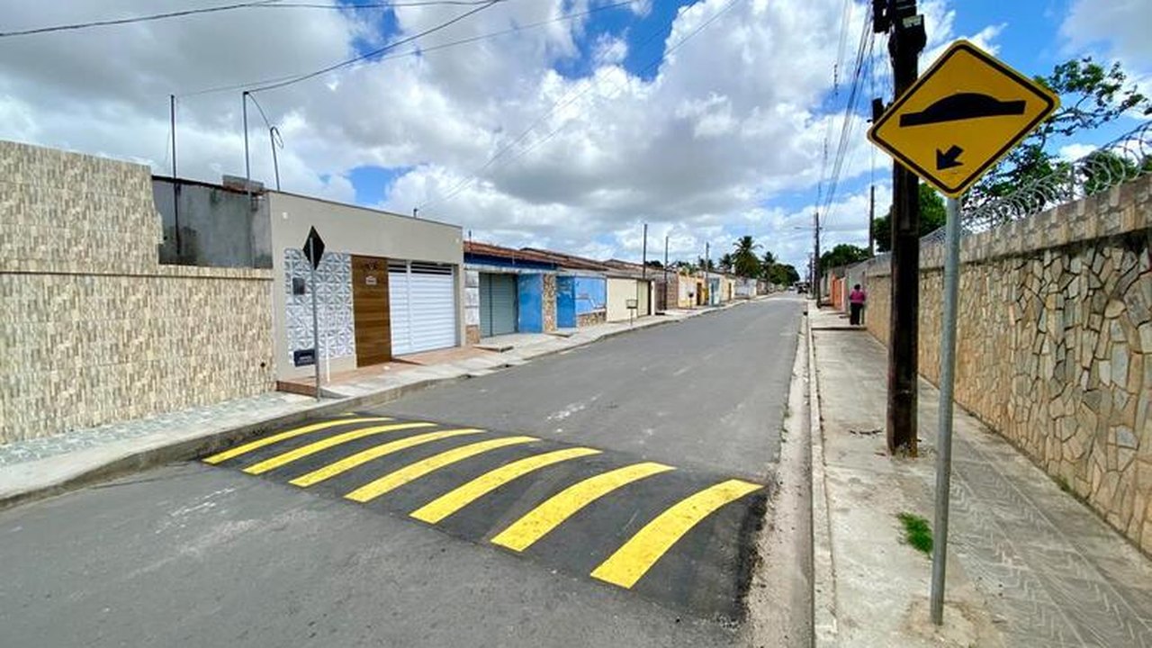 Ruas asfaltadas em Penedo recebem redutores de velocidade e sinalização